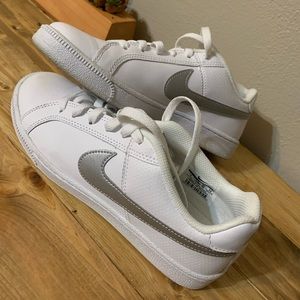 White nike women’s 7